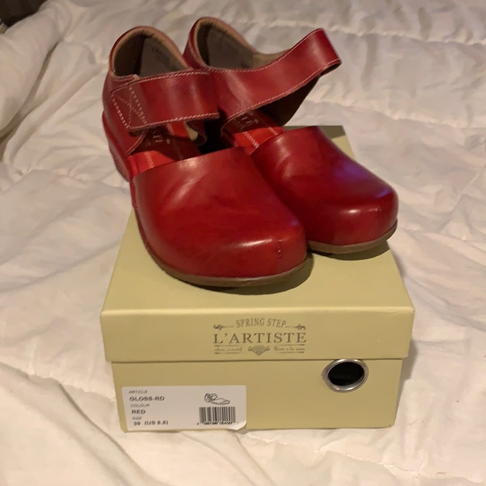 L’Artiste by Spring Step Gloss Slip-On